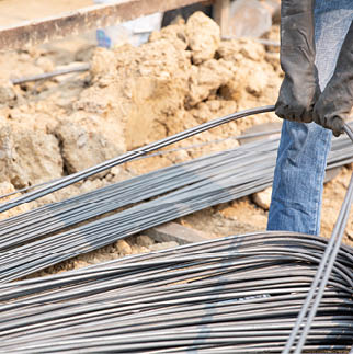 A group of steel rod tight by chain and lift up at construction site