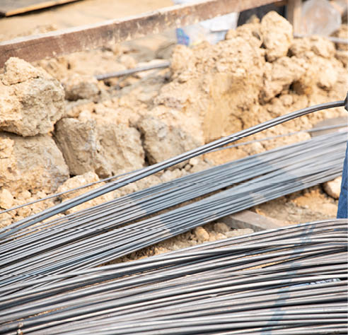 A group of steel rod tight by chain and lift up at construction site
