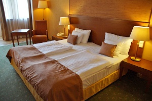 Overnight stays of non residents continued to reduce