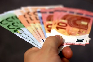 Investimento desacelera e exportações de bens aceleram em novembro