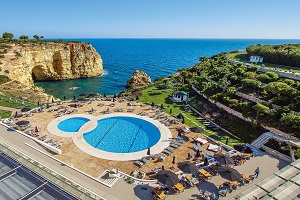 Overnight stays of residents reach a historical high in August