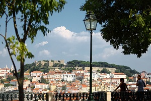 In A.M. Lisboa, the median house price acquired by purchasers with tax residence in foreign countries was more than double the price of housing acquired by purchasers from national territory