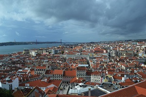 Lisboa, Cascais, Loulé, Oeiras, Lagos, Albufeira e Tavira registaram preços medianos superiores a 1 500 €/m2. A cidade do Porto registou um aumento de preços expressivo (+24,7%)