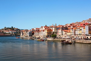 Porto and Lisboa with increases greater than 20% in housing prices when compared to the same period in the previous year